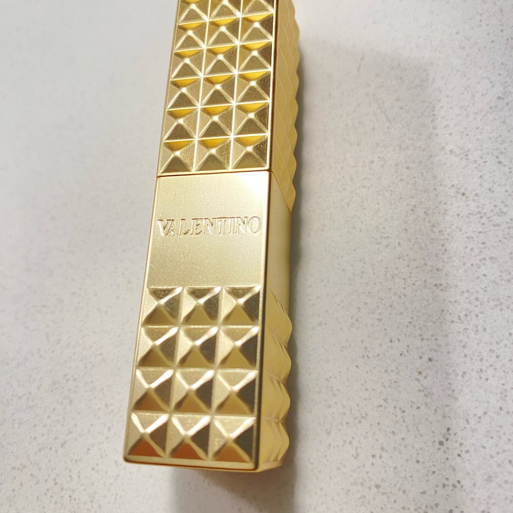 Valentino Gold Textured Lipstick Holder 302R - hot pink